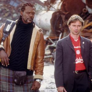 Still of Samuel L Jackson and Robert Carlyle in The 51st State 2001