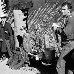 Still of John Wayne, John Carradine and Claire Trevor in Stagecoach (1939)