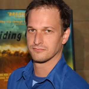 Josh Charles at event of Riding Giants (2004)