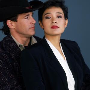 Still of Joan Chen and Michael Ontkean in Twin Pykso miestelis 1990