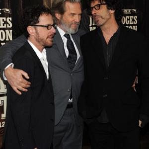 Jeff Bridges, Ethan Coen and Joel Coen at event of Tikras isbandymas (2010)