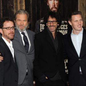 Jeff Bridges, Ethan Coen and Joel Coen at event of Tikras isbandymas (2010)