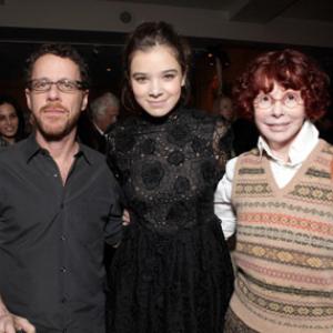 Ethan Coen Kim Darby and Hailee Steinfeld at event of Tikras isbandymas 2010