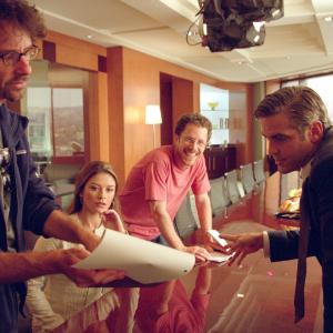 Still of George Clooney, Ethan Coen, Joel Coen and Catherine Zeta-Jones in Nepakenciamas ziaurumas (2003)