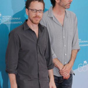 Ethan Coen and Joel Coen at event of Perskaityk ir sudegink 2008