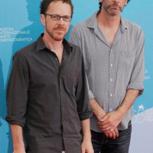 Ethan Coen and Joel Coen at event of Perskaityk ir sudegink 2008