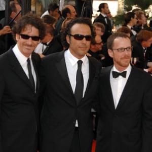 Ethan Coen Joel Coen and Alejandro Gonzlez Irritu at event of Chacun son cineacutema ou Ce petit coup au coeur quand la lumiegravere seacuteteint et que le film commence 2007