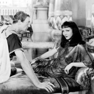 Still of Claudette Colbert and Warren William in Cleopatra (1934)