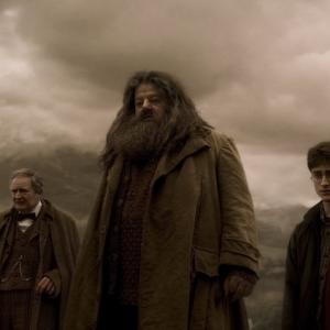 Still of Jim Broadbent, Robbie Coltrane and Daniel Radcliffe in Haris Poteris ir netikras princas (2009)
