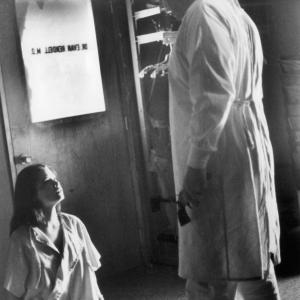 Still of Holly Marie Combs and Larry Drake in Dr. Giggles (1992)