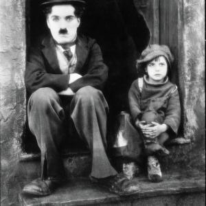 Still of Charles Chaplin and Jackie Coogan in The Kid (1921)
