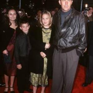Kevin Costner, Annie Costner, Joe Costner and Lily Costner at event of Message in a Bottle (1999)