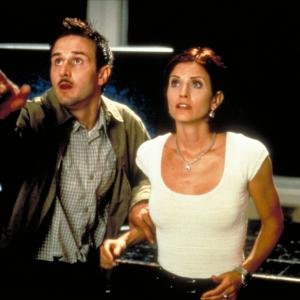 Still of David Arquette and Courteney Cox in Klyksmas antroji dalis 1997