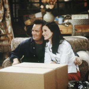 Still of Courteney Cox and Matthew Perry in Draugai (1994)