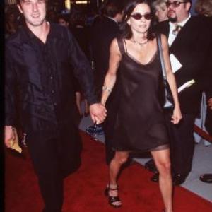 David Arquette and Courteney Cox at event of Ilgai ir laimingai Pelenes istorija 1998