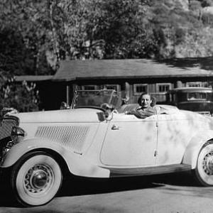 728-670 JOAN CRAWFORD IN HER 1934 FORD ROADSTER CIRCA 1934 *M.W.* / MPTV