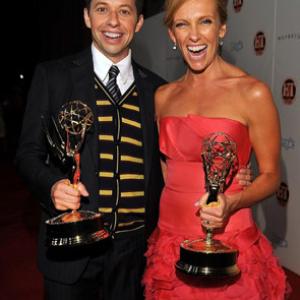 Toni Collette and Jon Cryer at event of The 61st Primetime Emmy Awards 2009