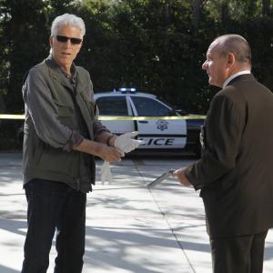 Still of Ted Danson and Paul Guilfoyle in CSI kriminalistai 2000
