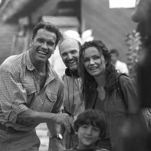 Arnold Schwarzenegger Andrew Davis Francesca Neri and Tyler Posey in Kerstas 2002