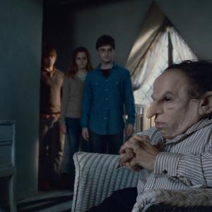Still of Warwick Davis Rupert Grint Daniel Radcliffe and Emma Watson in Haris Poteris ir mirties relikvijos 2 dalis 2011