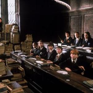 Still of Warwick Davis, Rupert Grint, Daniel Radcliffe and Emma Watson in Haris Poteris ir isminties akmuo (2001)