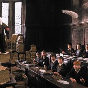 Still of Warwick Davis, Rupert Grint, Daniel Radcliffe and Emma Watson in Haris Poteris ir isminties akmuo (2001)