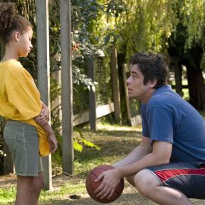 Still of Benicio Del Toro and Alexis Llewellyn in Things We Lost in the Fire 2007
