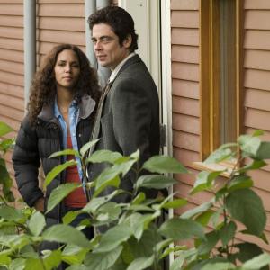 Still of Halle Berry and Benicio Del Toro in Things We Lost in the Fire 2007