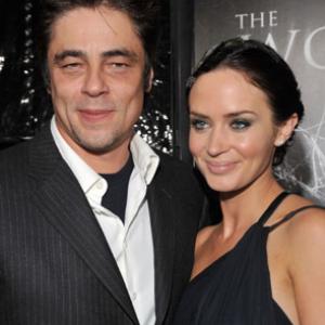 Benicio Del Toro and Emily Blunt at event of Vilkolakis (2010)
