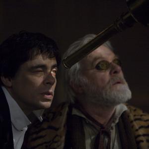 Still of Anthony Hopkins and Benicio Del Toro in Vilkolakis 2010