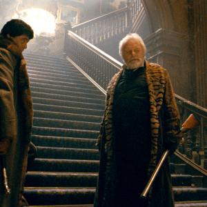Still of Anthony Hopkins and Benicio Del Toro in Vilkolakis (2010)