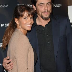 Halle Berry and Benicio Del Toro at event of Things We Lost in the Fire 2007