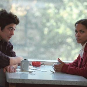 Still of Halle Berry and Benicio Del Toro in Things We Lost in the Fire (2007)