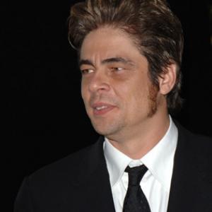 Benicio Del Toro at event of Nuodemiu miestas 2005