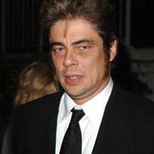 Benicio Del Toro at event of Nuodemiu miestas 2005