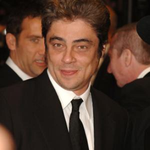 Benicio Del Toro at event of Nuodemiu miestas (2005)