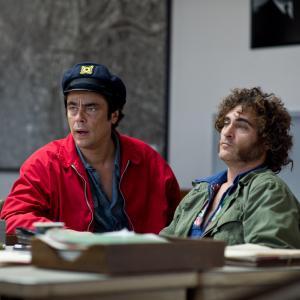Still of Benicio Del Toro and Joaquin Phoenix in Zmogiska silpnybe 2014