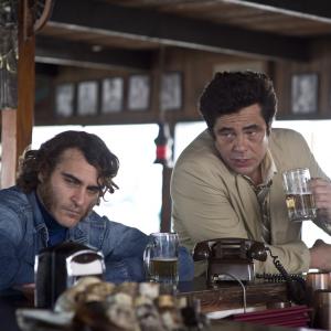 Still of Benicio Del Toro and Joaquin Phoenix in Zmogiska silpnybe 2014