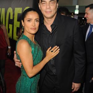 Salma Hayek and Benicio Del Toro at event of Laukiniai (2012)