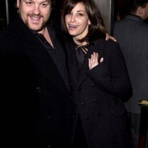 Gina Gershon and Ted Demme at event of Bridzitos Dzouns dienorastis 2001