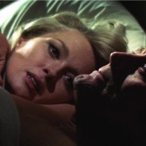 Still of Kirk Douglas and Faye Dunaway in The Arrangement (1969)
