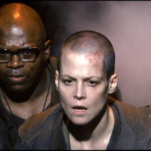 Still of Sigourney Weaver and Charles S. Dutton in Svetimas 3 (1992)