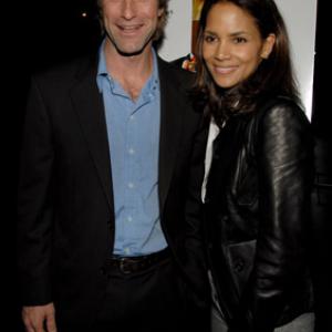 Halle Berry and Aaron Eckhart at event of Thank You for Smoking (2005)