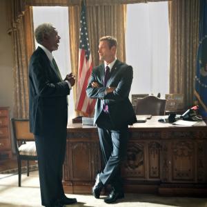 Still of Morgan Freeman and Aaron Eckhart in Olimpo apgultis (2013)