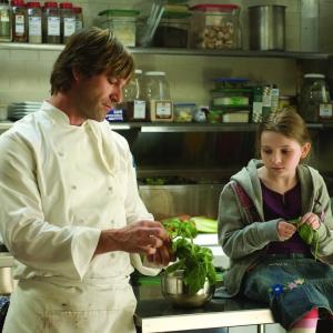 Still of Aaron Eckhart and Abigail Breslin in No Reservations (2007)