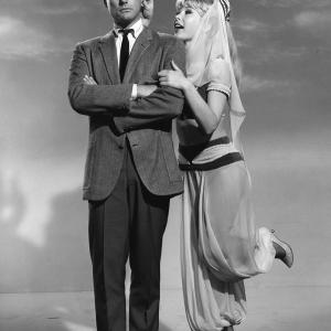 Still of Barbara Eden and Larry Hagman in Mano svajoniu Dzine (1965)