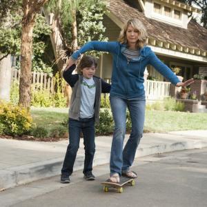 Still of Jenna Elfman and Eli Baker in Growing Up Fisher 2014