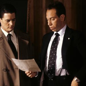 Still of Miguel Ferrer and Kyle MacLachlan in Twin Pykso miestelis (1990)