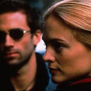 Still of Joseph Fiennes and Heather Graham in Killing Me Softly 2002