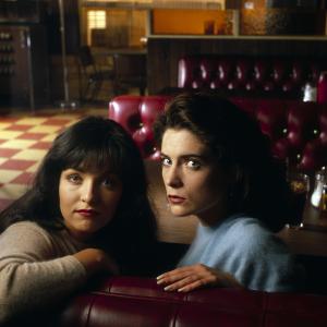 Still of Lara Flynn Boyle and Sheryl Lee in Twin Pykso miestelis (1990)